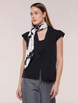 Pashmina rectangular de acabado satinado, con estampado floral en blanco y negro y dobladillo fino en los bordes.