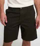 Bermuda de sarga color blanco, de corte recto y diseño básico con bolsillos laterales y traseros.