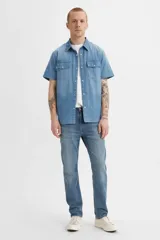 Jean Levi's 502 Regular Taper de hombre, color azul medio, con corte estilizado en la parte trasera y el muslo, y apertura de pierna delgada. Calza debajo de la cintura, tiene cierre en bragueta y diseño de 5 bolsillos.