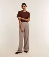 Remera básica de manga corta y cuello redondo, confeccionada en algodón suave y resistente. Presenta un diseño liso y corte clásico.