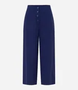 Pantalón pantacourt de viscosa color blanco, con bolsillos laterales y cierre con botones delanteros.