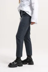 Pantalon sastrero de corte recto y tiro medio, con bolsillos laterales y cierre frontal con boton.