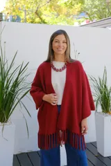 Saco abierto tipo capa en color bordó, confeccionado en tejido de punto suave, con mangas amplias y detalle de flecos en el ruedo.