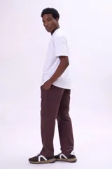 Pantalón marrón de corte recto con bolsillos laterales y traseros.