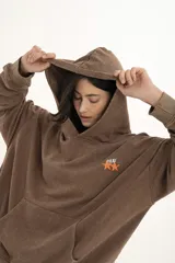 Canguro marrón con capucha, bolsillo tipo canguro y logo de la marca en el pecho.