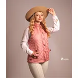 Chaleco beige capitoneado con cierre frontal y cuello de pana marrón.