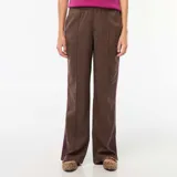 Pantalón marrón con diseño a cuadros, corte palazzo, cintura alta con pinzas, bolsillos laterales y bandas laterales en color borgoña.