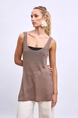 Blusa marrón de punto con breteles anchos.