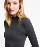 Blusa verde oscuro de viscosa con cuello alto y mangas largas con abertura en el puño.