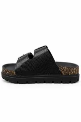 Sandalias de plataforma Bettina modelo Birky, color beige con textura símil serpiente y doble tira ancha con hebillas metálicas plateadas. Plantilla anatómica y suela dentada negra.