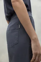 Pantalón de vestir gris de corte recto y tiro medio, con bolsillos laterales y traseros.