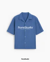 Camisa azul con rayas verticales blancas, de manga corta, cuello solapa y cierre frontal con botones. Estampado con el logo de la marca en el pecho.
