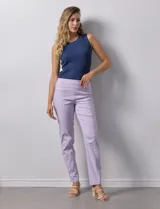 Pantalón celeste en gabardina elastizada marca Zac & Rachel. Pretina ancha con faja interna modeladora. Largo de pierna con costura frontal pespunteada. Trasera con bolsillos ojal simulados.