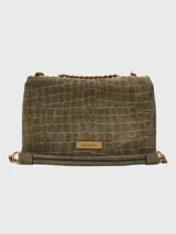 Cartera tipo shoulder bag de Marc Jacobs, confeccionada en gamuza con textura de efecto cocodrilo en color verde oliva. Presenta una solapa frontal con cierre metálico dorado y una correa de cadena dorada.