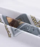 Remera blanca de algodón con estampado frontal de la Mona Lisa en un recuadro, y estampado artsy en la espalda. De corte comfort, cuello redondo y manga corta.