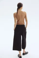 Remera larga de algodón pima color camel, de corte entallado, con cuello redondo y mangas al codo.