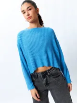 Sweater color crema de tejido de punto acanalado, corte cropped, cuello redondo y mangas largas.