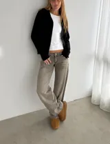 Jean de tiro bajo color gris con efecto acid wash y corte wide leg.