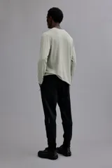 Jogger deportivo negro de corte ajustado, confeccionado en tejido funcional DryMove™ que absorbe el sudor. Presenta cintura elástica con cordón de ajuste, bolsillos laterales con cierre sellado y piernas ajustadas.