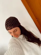 Casquete de hilo de algodón tejido a mano con diseño de red, color marrón.