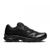 Championes Salomon modelo XT-6, color negro, con diseño técnico de alto rendimiento. Presenta una construcción ligera y duradera con malla y lámina de TPU, sistema de cordones rápidos y entresuela con amortiguación EVA para mayor estabilidad.