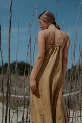 Vestido midi de denim color celeste, con escote recto, breteles finos y corte evasé amplio.