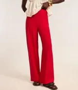 Pantalón wide leg de sastrería color rojo, con cintura alta, elástico en la parte posterior y cierre lateral.