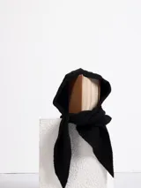 Bufanda de punto acanalado color negro con diseño integrado de capucha, estilo versátil y moderno.