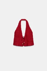 Top halter corto de color rojo, confeccionado con lino y tejido fruncido. Posee escote en V pronunciado, espalda descubierta, tira elástica trasera y cierre frontal con lazo decorado con abalorios colgantes.