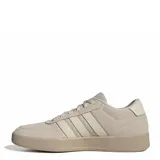 Championes Adidas modelo Breaknet 3.0, de diseño urbano en color beige con las icónicas tres tiras laterales en un tono ligeramente más oscuro. Presentan una suela de goma plana y una estructura de gamuza sintética con perforaciones en la puntera para mayor ventilación.