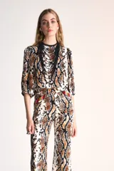 Top de mangas 3/4 con estampado de piel de serpiente.