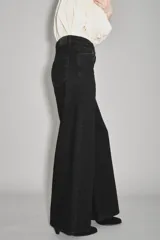 Jean de corte oxford en color negro, con tiro alto y diseño de pierna ancha. Confeccionado en denim de algodón, presenta cierre frontal con botón y bolsillos laterales y traseros.