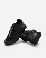 Championes Salomon modelo XT-6, color negro, diseñados para trail running con tecnología de amortiguación y suela de alta tracción. Presentan un sistema de cordones de ajuste rápido y refuerzos en la puntera.