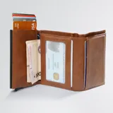 Billetera compacta Liguria modelo Vernazza, color camel, con tarjetero de aluminio integrado con tecnología RFID blocking y exterior de cuero sintético.