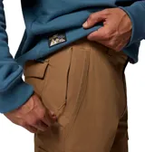 Pantalón cargo color marrón, de corte recto y ajuste cómodo, confeccionado en mezcla de algodón elástico. Cuenta con bolsillos laterales con solapa, bolsillos para las manos reforzados y trabillas en la cintura.