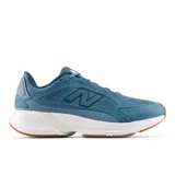 Championes de running New Balance modelo Fresh Foam Amaste, color azul petróleo con entresuela blanca y suela de goma color caramelo. Presentan una parte superior de malla transpirable con detalles sintéticos y el logo N característico en el lateral.