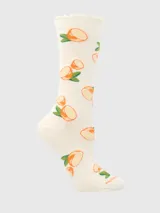 Calcetines de largo medio en color crema con estampado de limones y hojas verdes. Presentan un puño superior con borde ondulado y diseño suave.