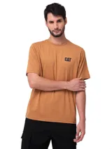Remera Caterpillar de manga corta y cuello redondo, color marrón tostado, con el logo de la marca en pequeño estampado en el pecho.
