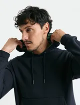 Sweater deportivo con capucha, bolsillo canguro frontal y cordones de ajuste. Presenta un diseño de color azul oscuro con interior de capucha en color verde.