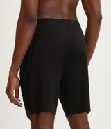 Bermuda deportiva masculina de corte recto, con cintura elástica, bolsillos laterales con cierre y detalle texturizado en los laterales.