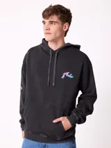 Canguro con capucha de color bordó, con diseño estampado en la espalda en tonos amarillos y blancos, y detalle de parche en la manga. Posee corte holgado y puños elásticos.