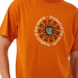 Remera naranja de manga corta con cuello redondo y estampado circular en el frente con el logo de Rip Curl y la leyenda "Product of the search".