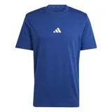 Remera de manga corta Adidas color azul, de cuello redondo, con el logo de la marca estampado en blanco al centro del pecho.
