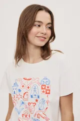Remera de manga corta y cuello redondo color blanco, con estampa frontal multicolor de ilustraciones de estilo gráfico.