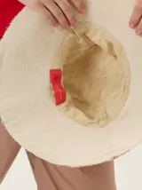 Sombrero tipo bucket pintado a mano, confeccionado en mezcla de lino y algodón, con diseño exclusivo y ala ancha.