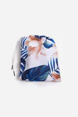 Short de baño celeste con estampado de hojas pequeñas en tonos verdes y blancos. Cuenta con cintura elástica con cordón ajustable, bolsillos laterales y un parche circular con logo en la parte inferior.