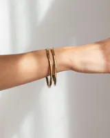 Pulsera rígida de bronce y alpaca, adaptable a muñecas de 13 a 15 cm.