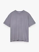 Camiseta de manga corta con corte relaxed y efecto lavado, confeccionada en algodón. Presenta cuello redondo y un acabado desgastado que aporta un estilo vintage.