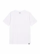 Remera de cuello en V, manga corta, color blanco, con etiqueta pequeña en el ruedo inferior.