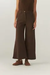 Pantalón marrón de tiro alto y corte jeanero, confeccionado en lana fina sin teñir.